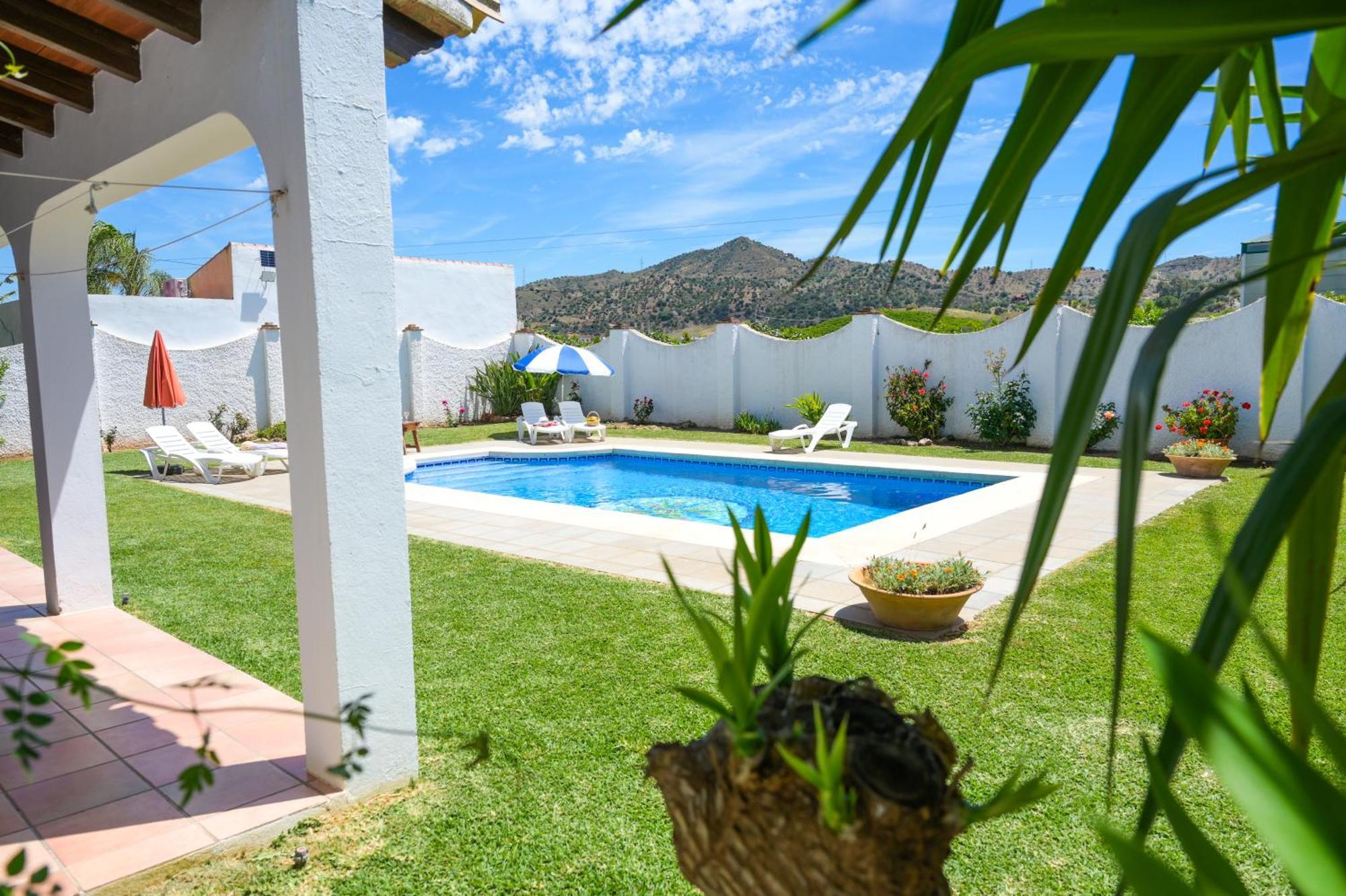 Amplia Con Precioso Jardin Cerca De Capital. Casa vacanze Málaga